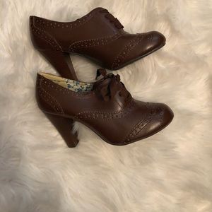 American Eagle Oxford Brown Wingtip Block Heels